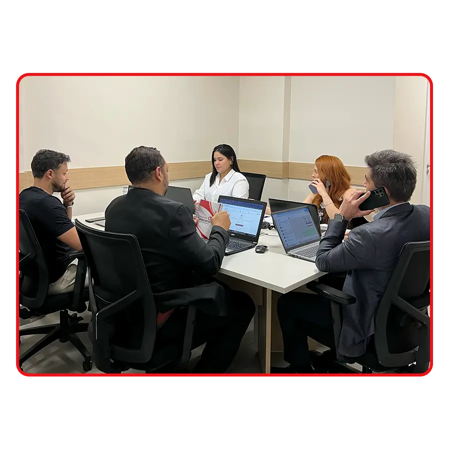 Equipe da Embracon Unidade Buritis trabalhando no escritório, representando confiança e atendimento humano.