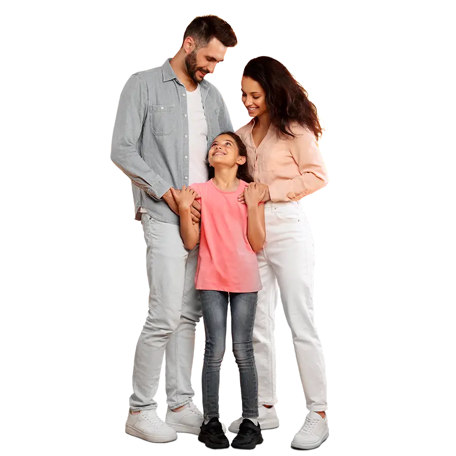 Família feliz com três pessoas representando as vantagens do consórcio Embracon.